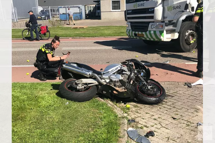 Motorrijder gewond na botsing met vrachtwagen