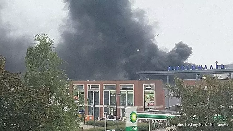 Winkelcentrum Middenwaard in Heerhugowaard ontruimd vanwege grote brand