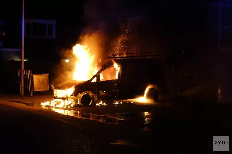 Bestelbus brandt volledig uit