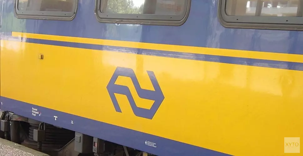 Vandalen gooien steen door ruit trein in Alkmaar