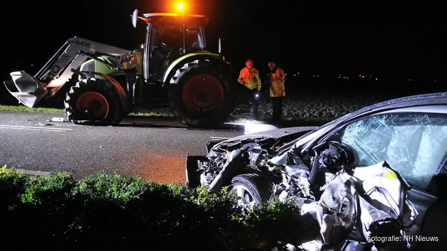 Auto knalt tegen laadbak van tractor in Waarland en wordt opengereten