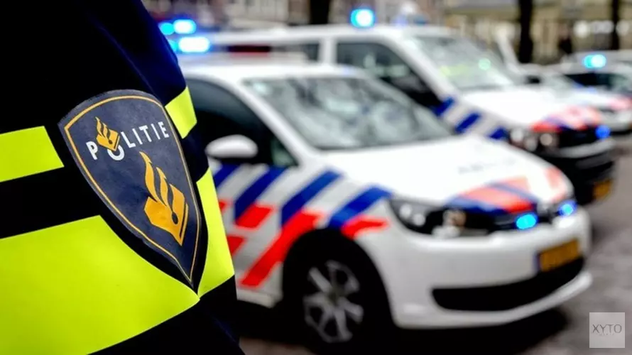 Bus met anti-Pietdemonstranten van weg gehaald door agenten bij Alkmaar