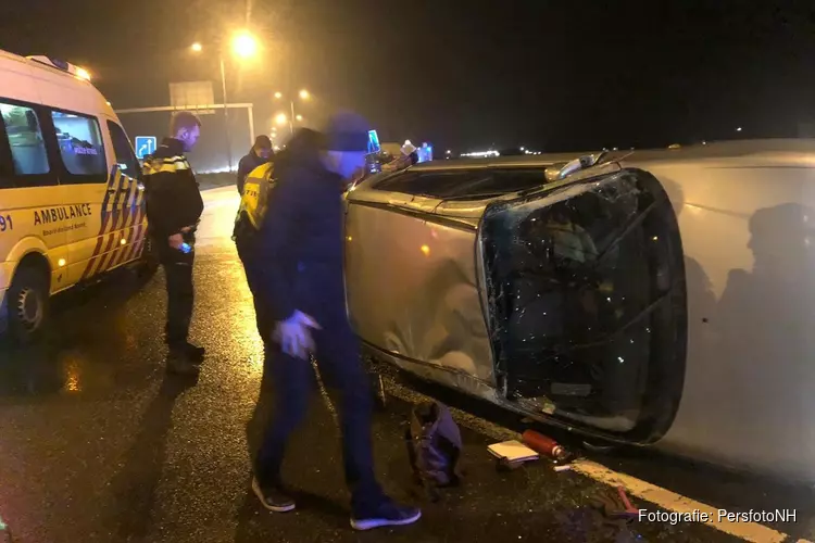 Auto over de kop bij Verlaat, vrouw gewond