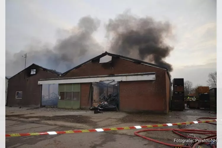 Uitslaande brand in bedrijfsschuur vol pallets in Oudkarspel