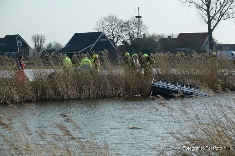 Man van dak zinkende bestelbus Heerhugowaard gered