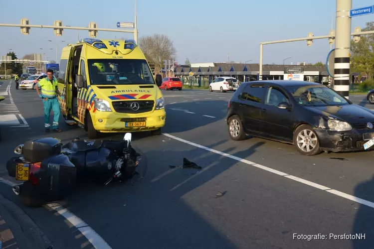 Motorrijder gewond na botsing Westerweg