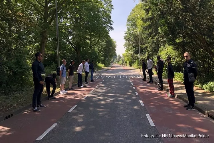 Jongeren maken erehaag bij uitvaart verkeersslachtoffer Ilayda (15) in Alkmaar