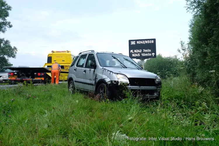 Auto te water langs N242, bestuurder gewond