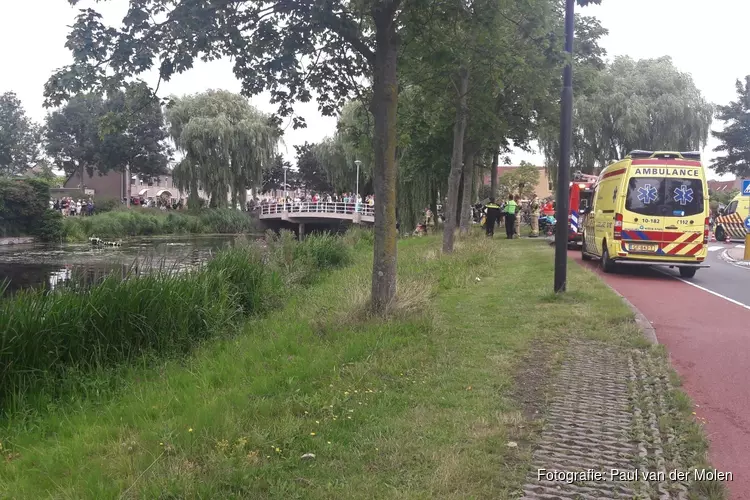 Zoekactie na vondst fiets langs water in Heerhugowaard: duikers ingezet