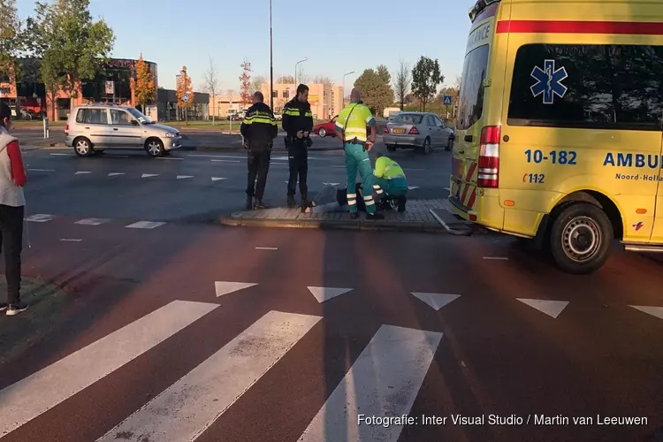 Fietsster gewond na aanrijding op rotonde in Heerhugowaard