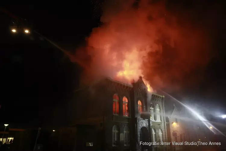 Grote brand in voormalig gemeentehuis in Obdam