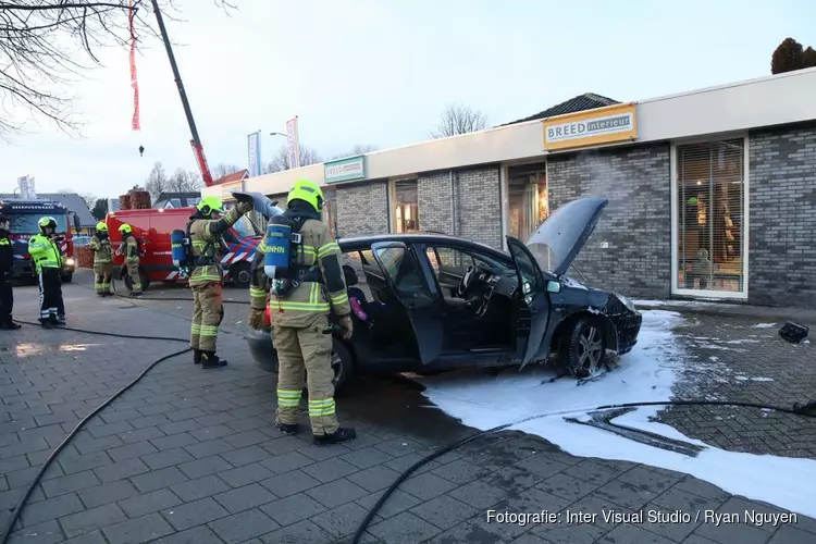 Auto spontaan in brand op Middenweg