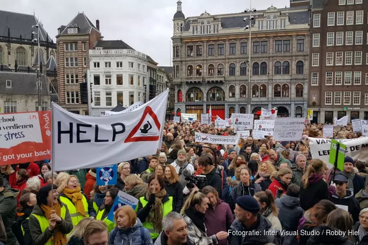 Honderden stakende leraren op de Dam