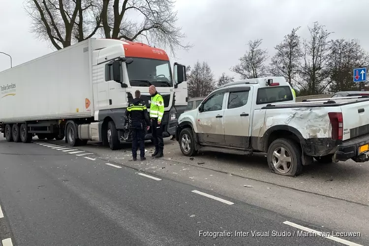 Botsing tussen pick-up en vrachtwagen op AC de Graafweg