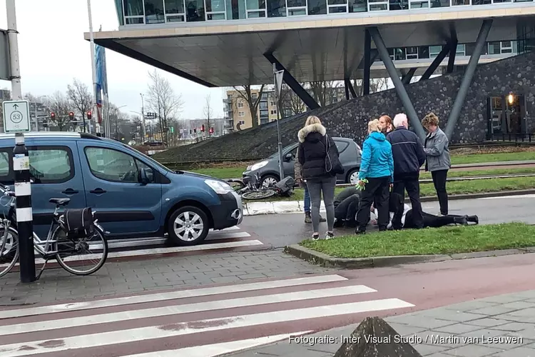 Vrouw op fiets gewond geraakt bij aanrijding met auto