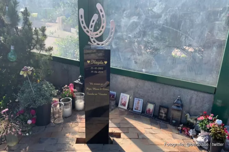 Gedenksteen voor doodgereden Ilayda (15) in Heerhugowaard: "Ontroerend en indrukwekkend"