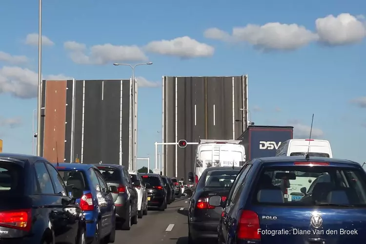 Opnieuw problemen met Leeghwaterbrug. Verkeer richting Heerhugowaard staat vast