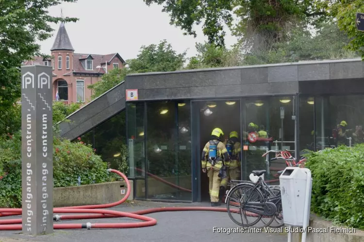 Blussen van brand in ondergrondse parkeergarage Alkmaar gaat nog uren duren