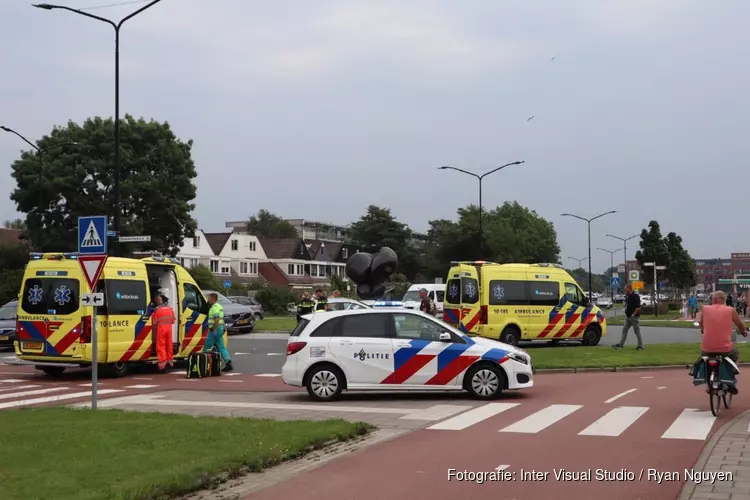 Fietser zwaargewond na aanrijding op rotonde