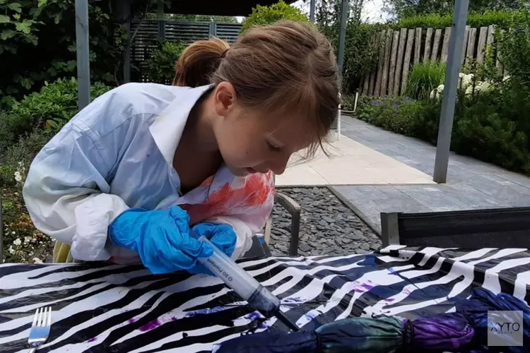 De 8 jarige Dominique maakt Tie Dye shirt in alle maten!