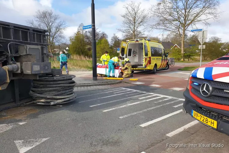 Vrachtwagen met zand kantelt op rotonde in Heerhugowaard