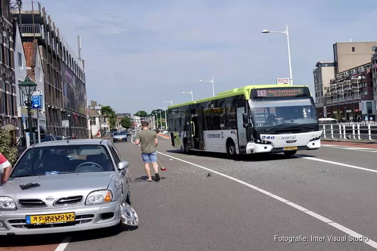 Lijnbus tegen auto in Alkmaar-centrum