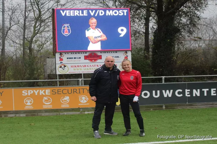 Veerle van der Most tekent eerste contract bij VV Alkmaar