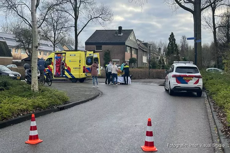 Scooterrijdster onderuit door brandstof op wegdek