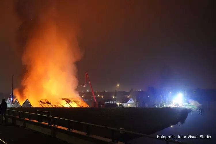 Zeer grote brand legt loodsen lelieteler in de as in Heerhugowaard