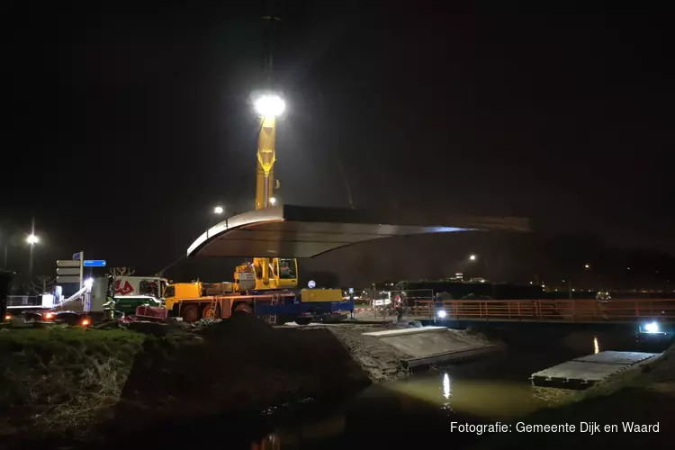 Nieuwe brug Rustenburgerweg/Oosttangent geplaatst