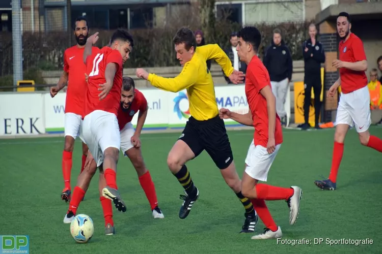 Zaterdagvoetbal: Reiger Boys wint. SVW &#39;27 nipt onderuit bij koploper