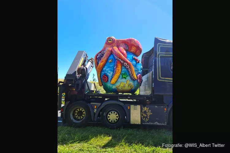 Vrachtwagen met reuze octopus knalt op spoorbrug N242