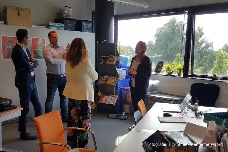 Raadsleden Dijk en Waard bezoeken bibliotheek