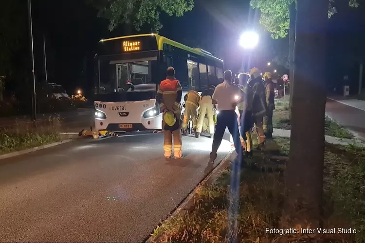 Reddingsoperatie: hond zit vast onder lijnbus op Middenweg