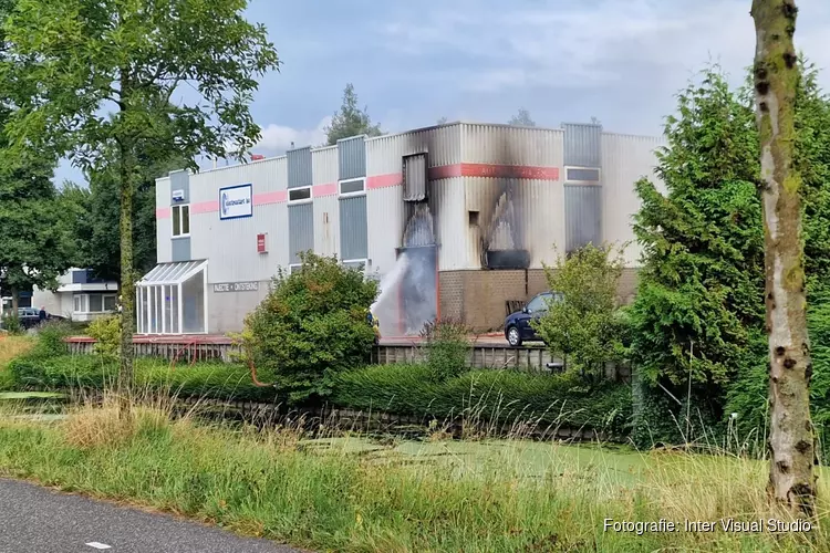 Grote brand bij bedrijf in Broek op Langedijk