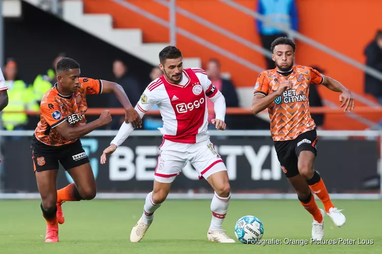 Ajax met pijn en moeite langs FC Volendam