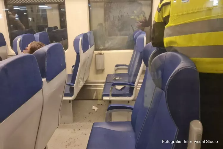 Passagier steekt vuurwerk af in trein bij Schagen en raakt zelf gewond