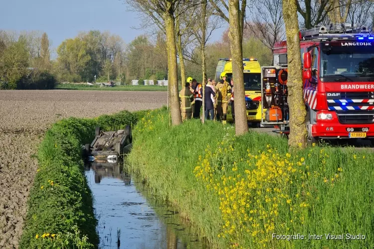 Auto ondersteboven in sloot Waarland aangetroffen