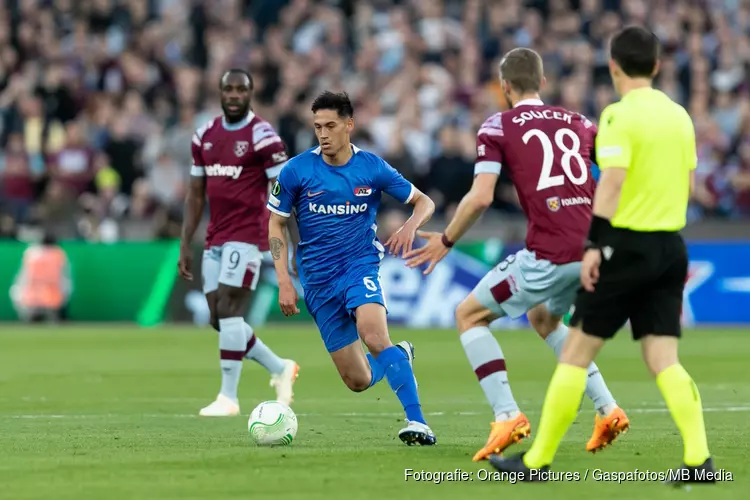 AZ geeft voorsprong uit handen en verliest van West Ham United