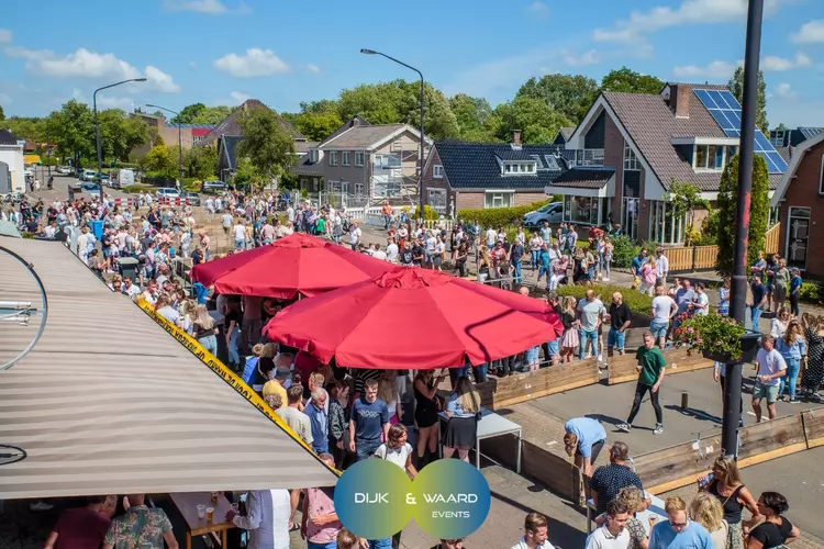 Kermis-zondag in teken van "Kubben". Groot feest voor Café Marlène