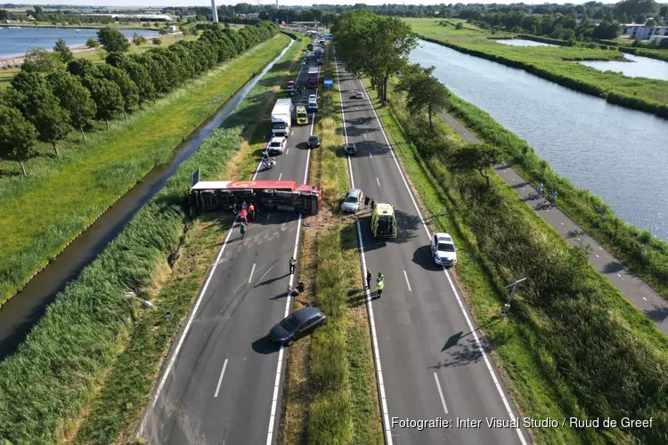 Vrachtwagen kantelt bij ongeval en verspert N242