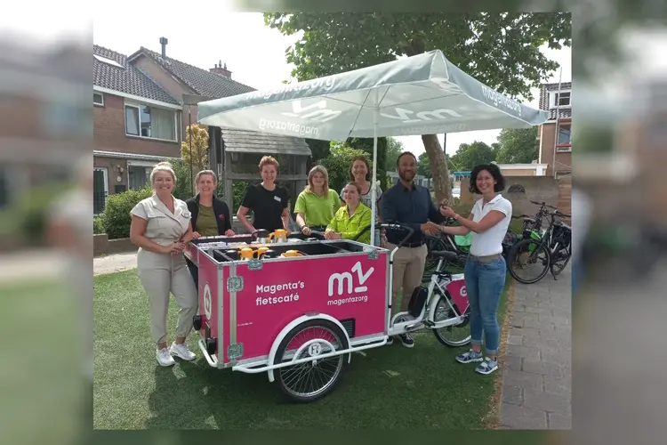 Gezellige reuring in de wijk bij Magenta`s fietscafé