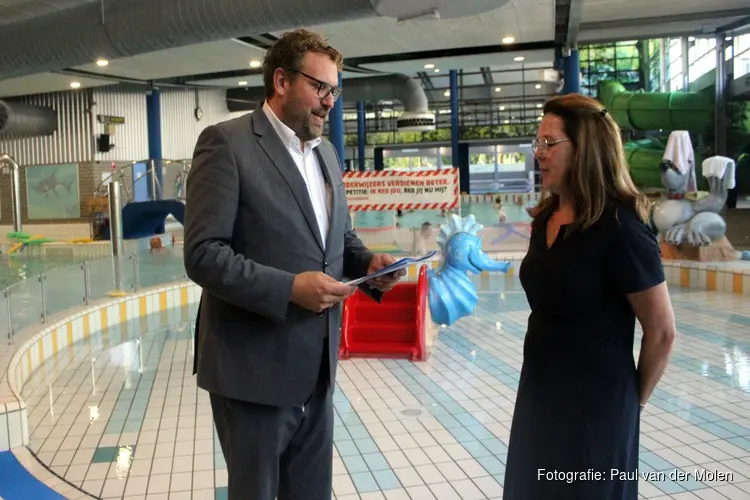 De badmeester verzuipt, FNV komt met verbeterpunten: Overhandiging eerste exemplaar `Witboek Zwembaden`aan burgemeester Dijk en Waard