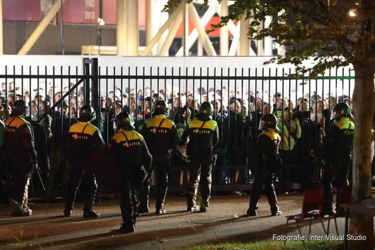 AZ-Legia Warschau: geweld tegen politie en stewards