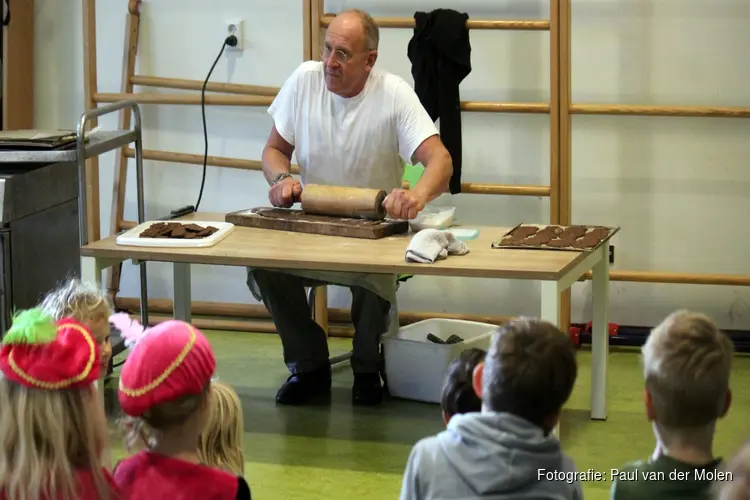 Pepernoten en speculaas: Kinderen Pater Jan Smit School genieten volop van bakkunsten Jos Rood