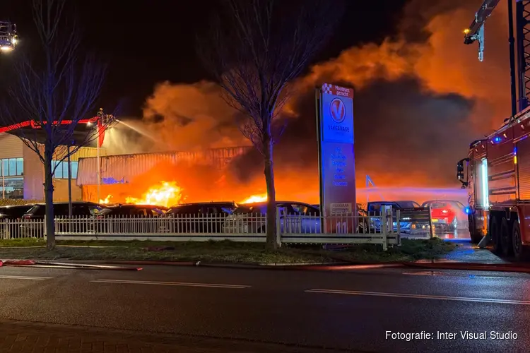 Uitslaande brand verwoest garagebedrijf in Heerhugowaard