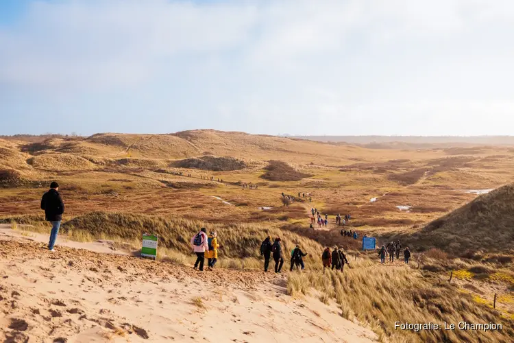 Zonnig winterweer laat deelnemers 19e editie Egmond Wandel Marathon stralen