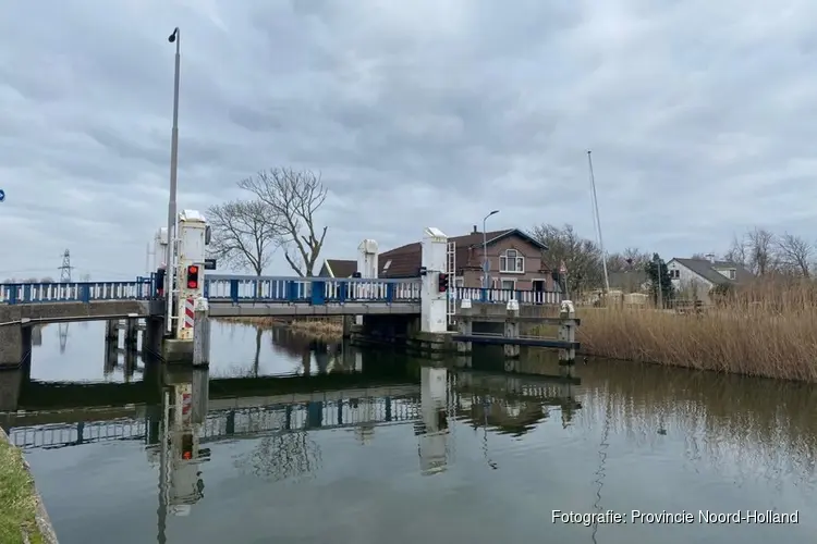 Inhijsen nieuw brugdek hefbrug Oterleek, kruising Huygendijk (N508) afgesloten