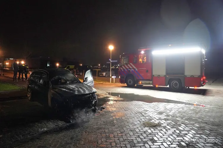 Auto door brand verwoest aan Het Blazoen in Heerhugowaard