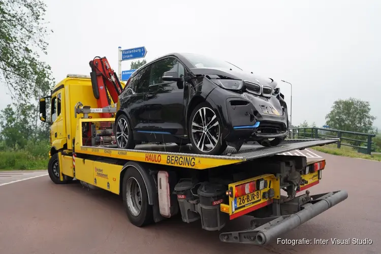 Twee auto's van de dijk in Heerhugowaard